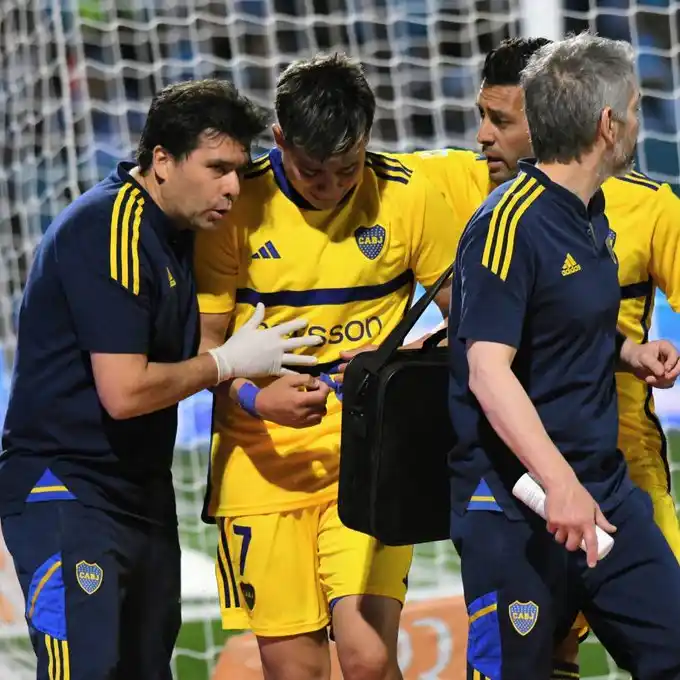 Zeballos se retira lesionado tras ingresar desde el banco ante Belgrano.