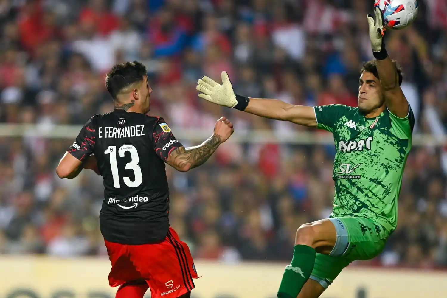 Enzo Fernández pone el 2-0 ante la salida de Mele.