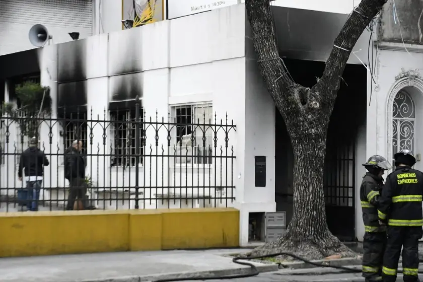 Incendio junto a la Iglesia San Cayetano: una camioneta desató las llamas en una cochera