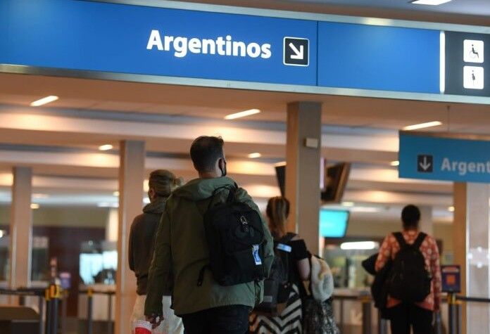 Aseguran que con el decreto “van a ser más severos los requisitos para obtener la residencia permanente y la ciudadanía argentina".