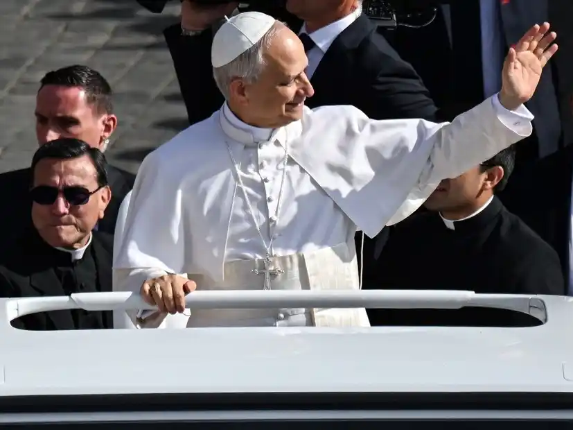 León XIV saluda a la multitud que se acercó a la plaza San Pedro. (Foto: EFE)