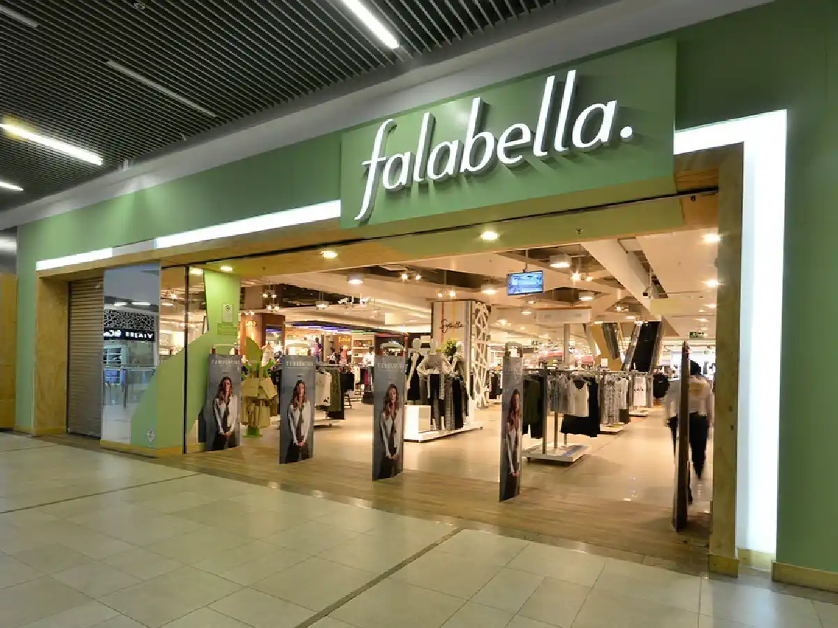 Falabella busca socios para irse del país