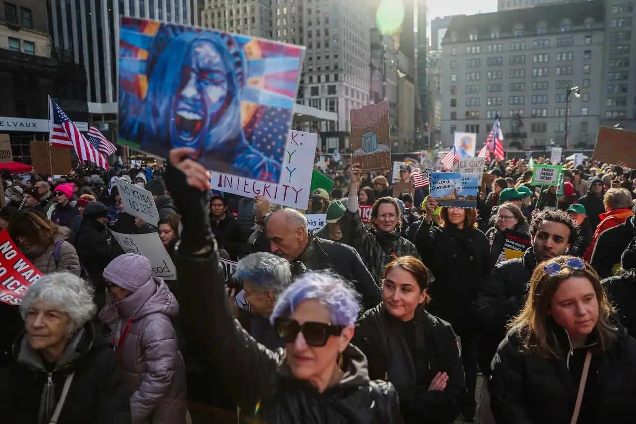 Marcha en Nueva York para exigir justicia por Renee Good y contra operaciones de ICE.