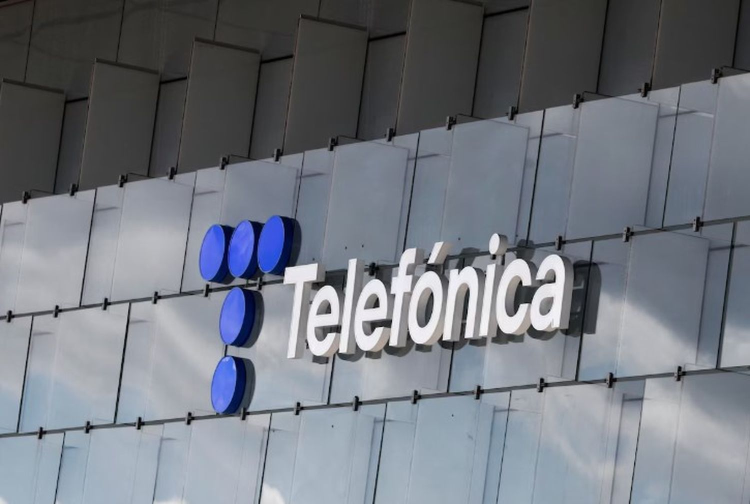 Telecom compró las operaciones en Argentina de Telefónica