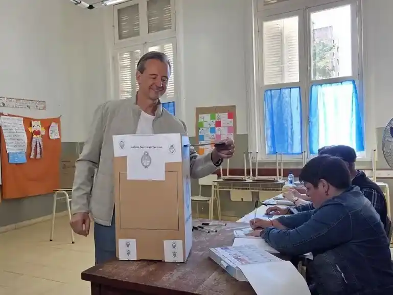 Adán Bahl sufragó en Paraná y destacó el “dinamismo” de la boleta única de papel