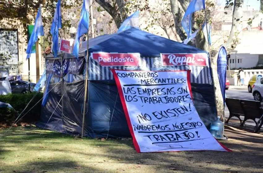 Trabajadores de aplicaciones de delivery exigen a las empresas que regularicen condiciones laborales