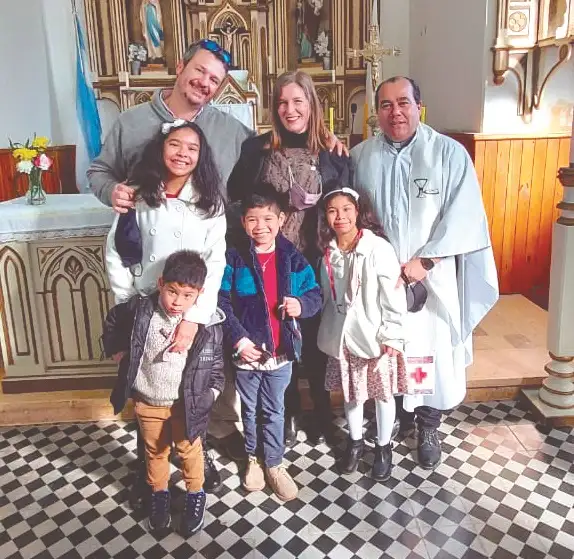Adoptaron cuatro niños y a casi dos años están felices por esa decisión