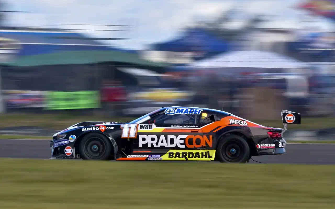 El auto de Ledesma girando en Concepción del Uruguay: (Foto: Guillermo Cejas)