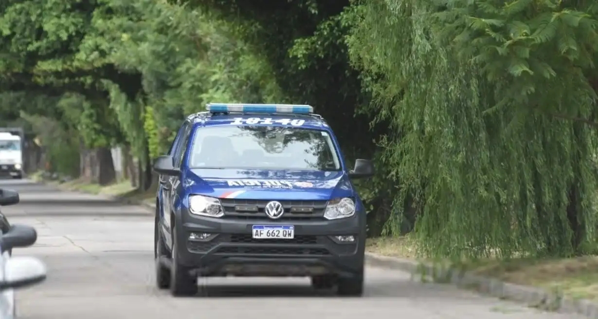 La policía intervino para detener a los jóvenes.