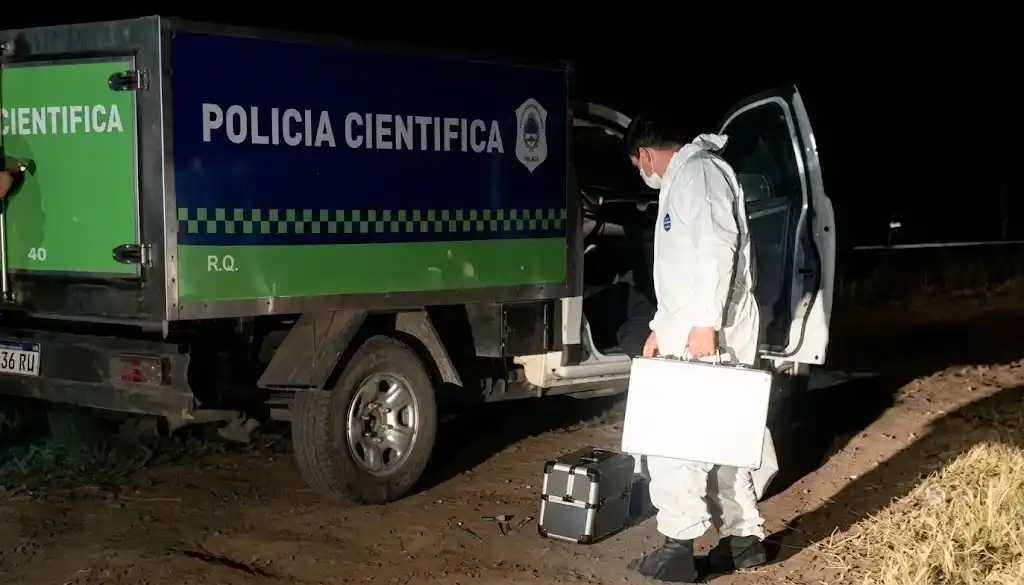 Personal de Policía Científica realizó las pericias en el galpón donde fue hallado el cuerpo.