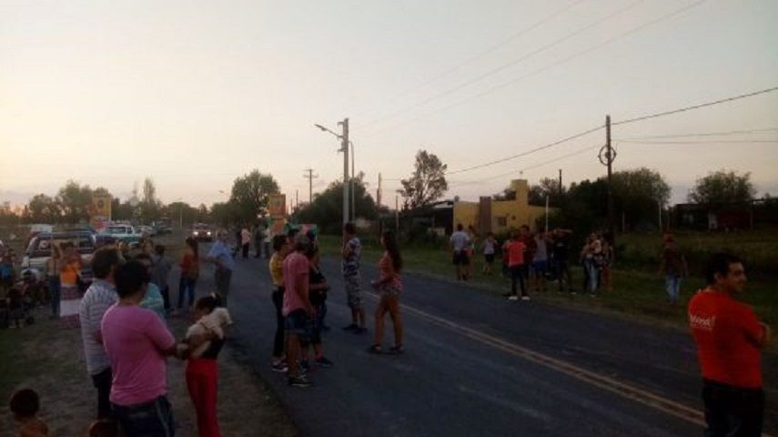 Vecinos de Santa Elena realizaron un corte de ruta en forma de protesta por los abusivos incrementos de la tarifa eléctrica