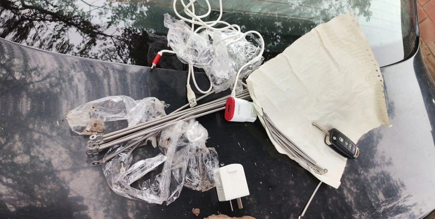 Los uniformados lo redujeron y al requisarlo se percataron de que llevaba consigo distintos envoltorios con cargadores de teléfonos, resistencias, un celular, chips de telefonía y un pendrive.