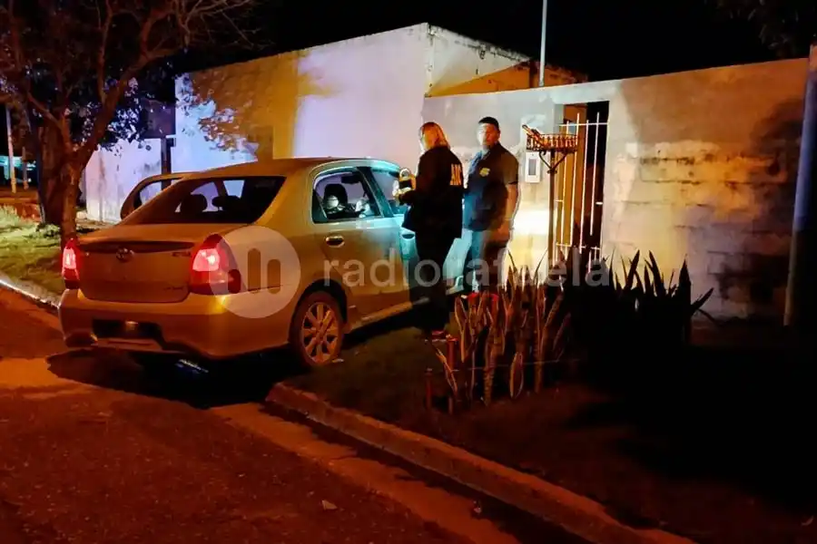 Agentes de la Agencia de Investifación Criminal haciendo peritaje del Toyota Etios