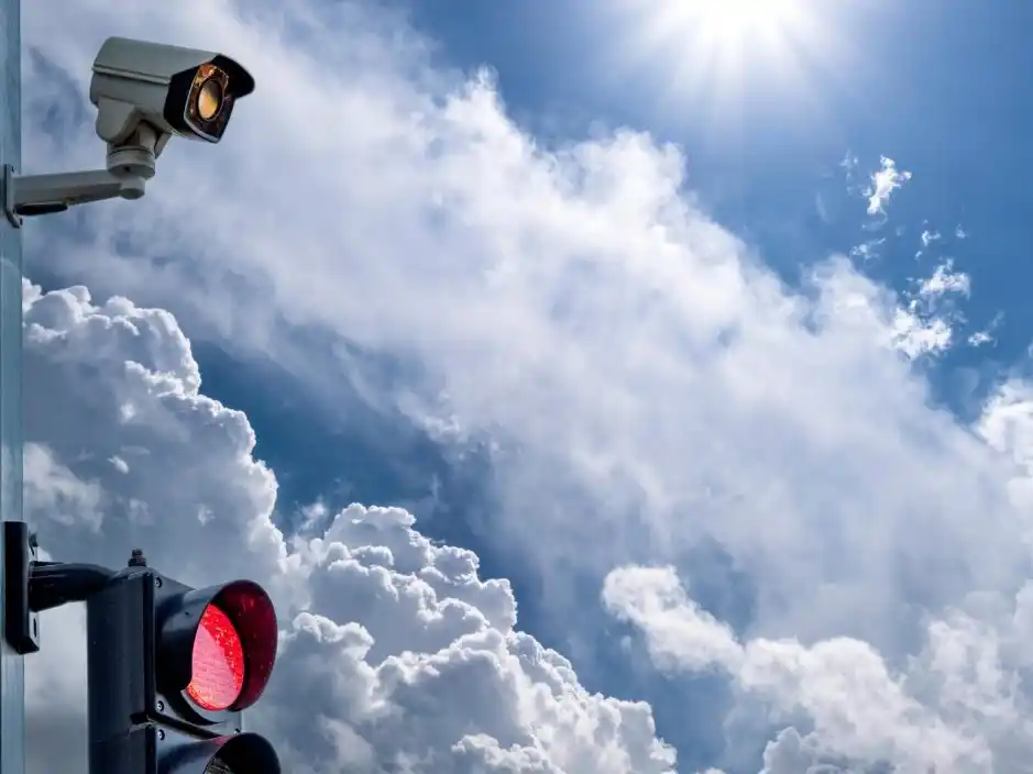 "Hijos del rigor": la combinación de semáforos y cámaras ayudó a mejorar la conducta de los venadenses en el tránsito vehicular. Foto: Ilustración