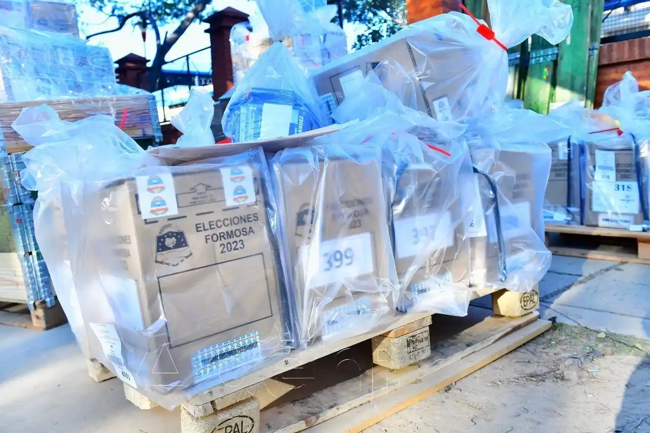 Comienza la entrega de las primeras urnas y bolsines para las elecciones