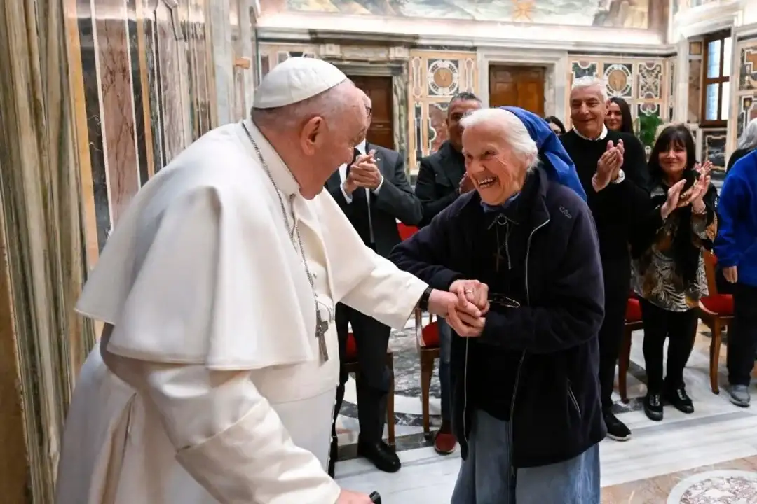 El papa Francisco y la mona Genevieve Jeanningros