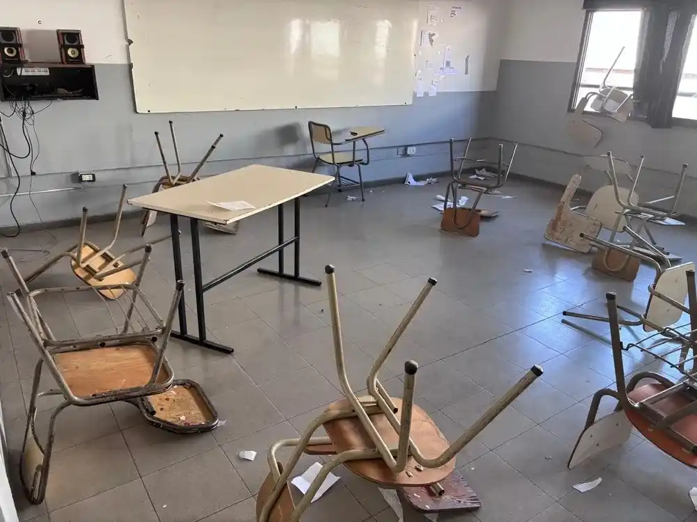 Volcaron bancos, rompieron un matafuego y vandalizaron aulas: 140 alumnos quedaron libres por los destrozos.