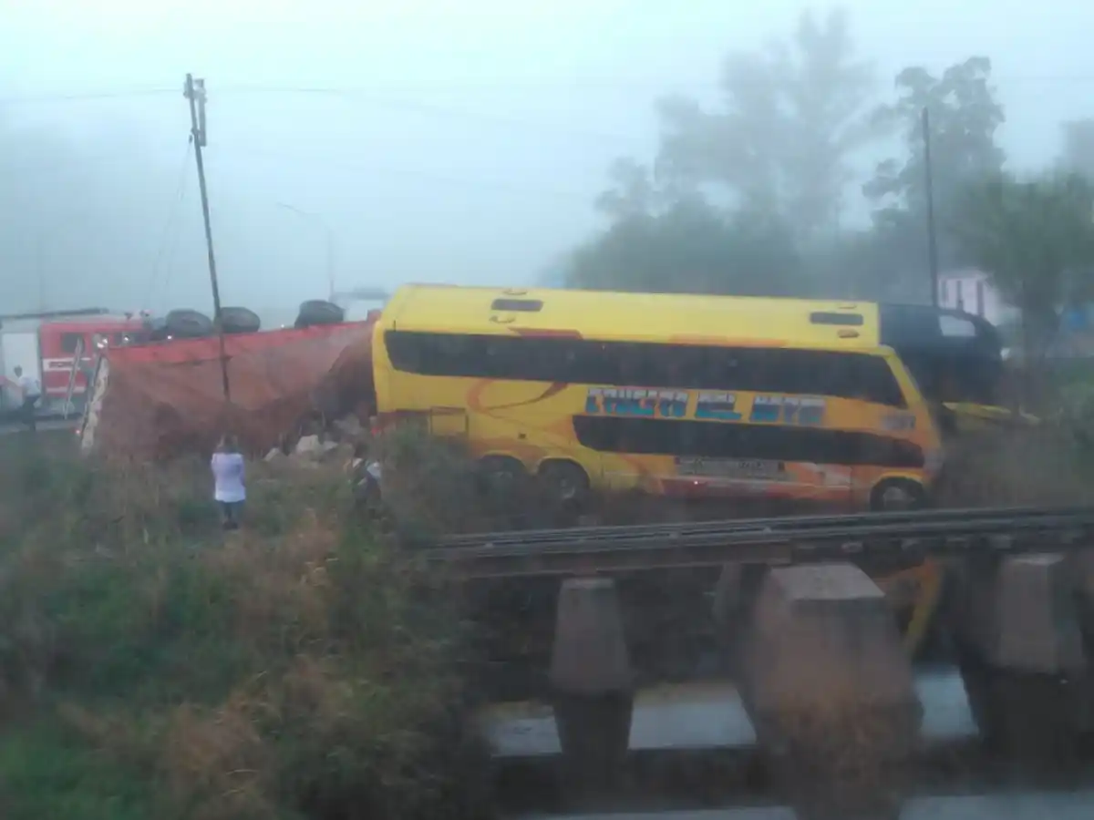 Choque entre un colectivo y un camión en La Francia