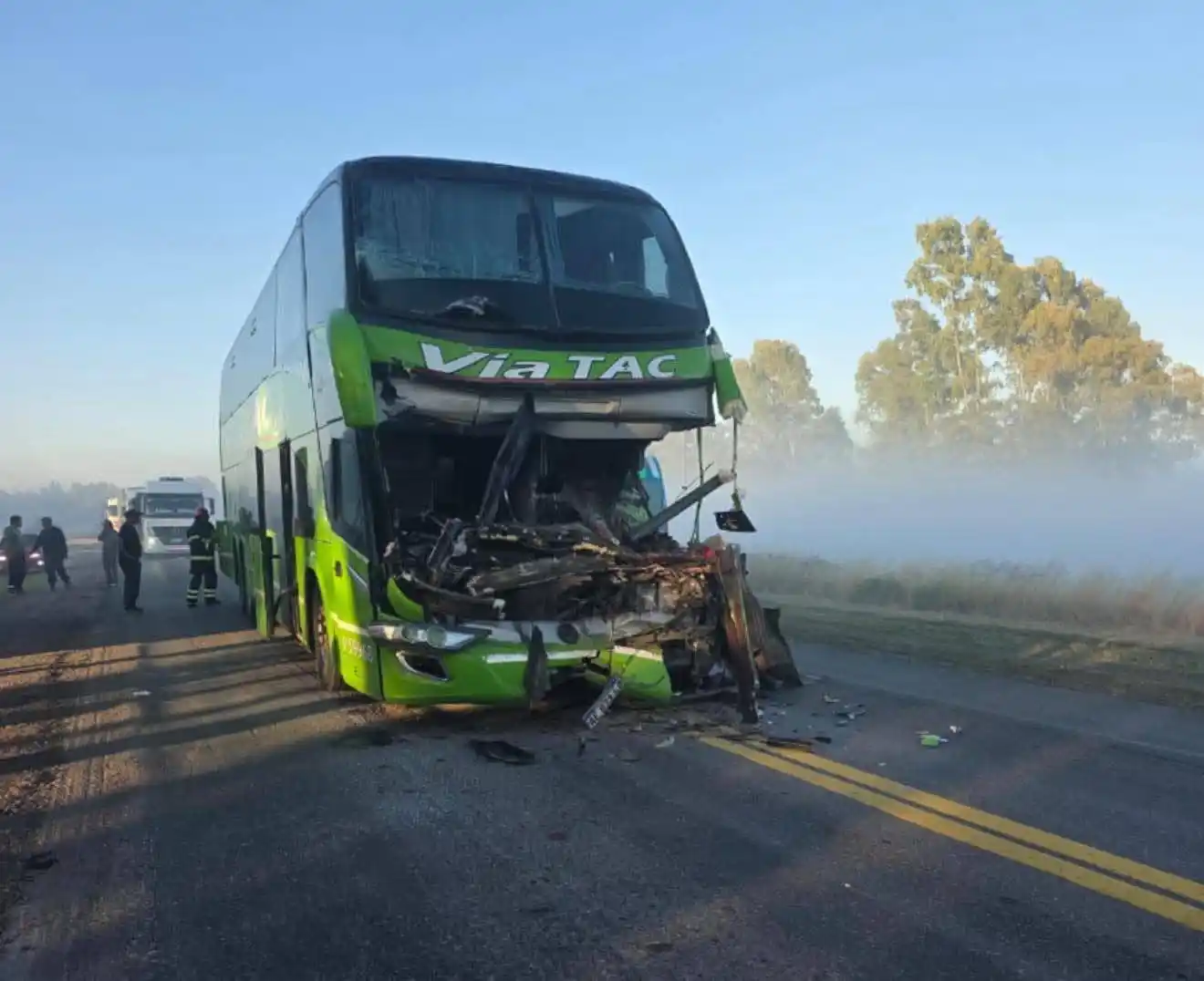 El micro chocó por detrás a un camión con acoplado