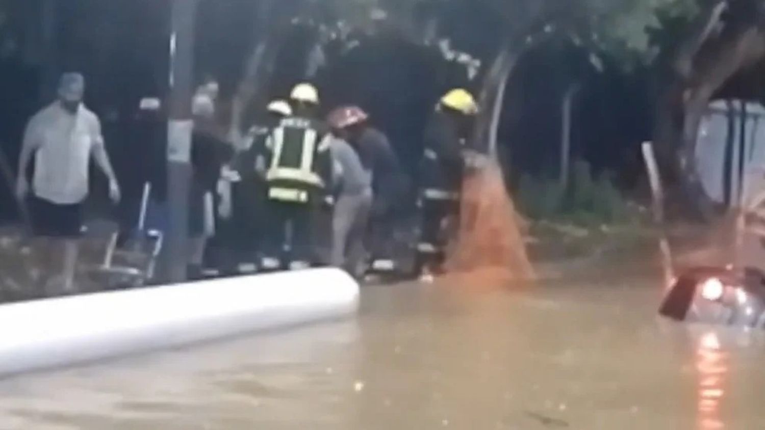 Una familia cayó con su auto en una calle en obra de Tres de Febrero: Qué dijo el municipio