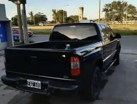 Robaron otra camioneta estacionada frente a una casa