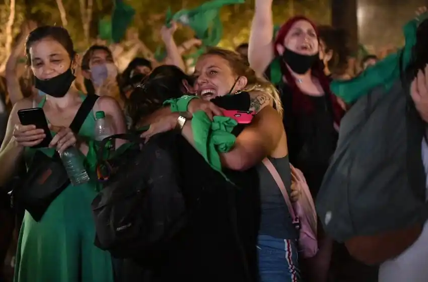 Euforia, cánticos y alegría de la marea verde en Rosario: imágenes de los festejos tras la legalización del aborto