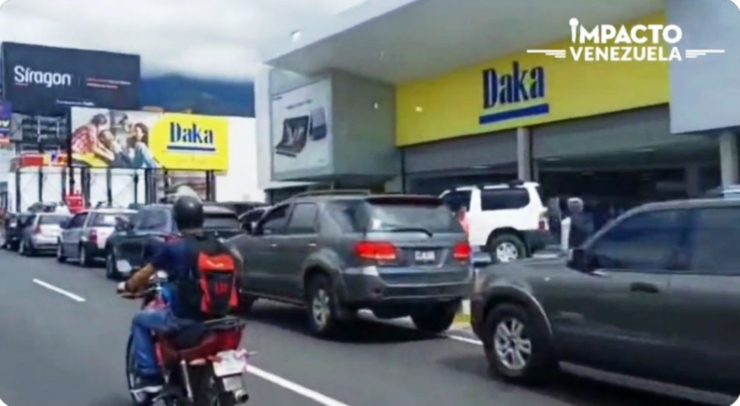 ¡CARACAS «COMBUSTIONADA»! Estaciones de servicio de gasolina dolarizada están a reventar y SUBSIDIADA NO HAY (videos)
