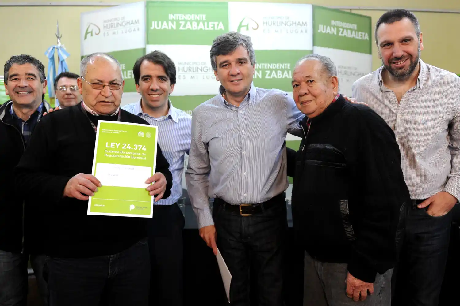 Hurlingham: Zabaleta entregó escrituras de viviendas a 100 familias 