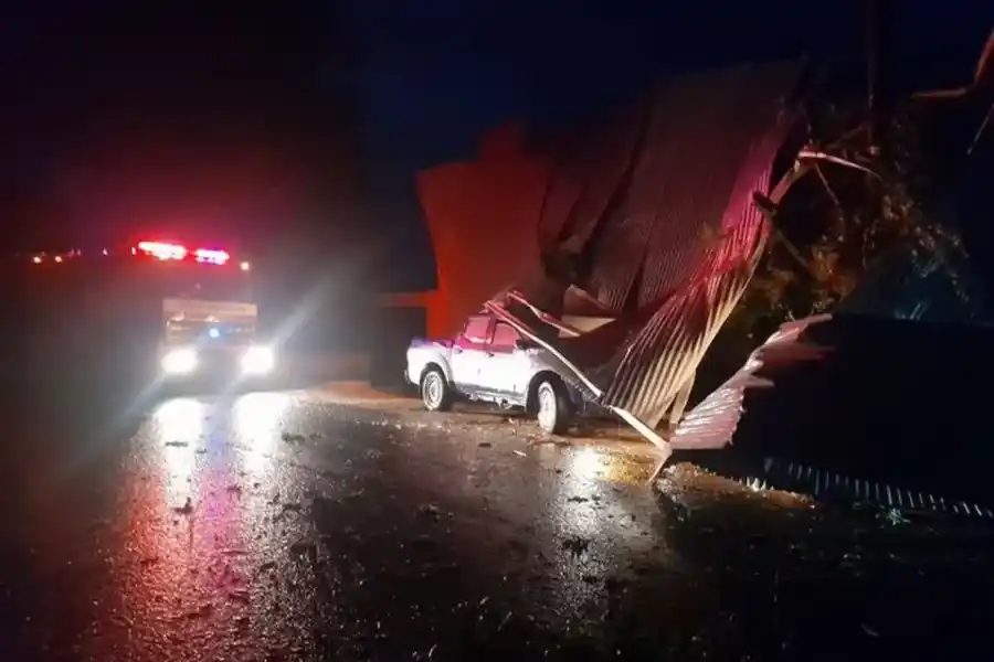El viento tumbó un techo de chapa que cayó sobre un móvil policial, dejándolo atrapado en Los Reartes.