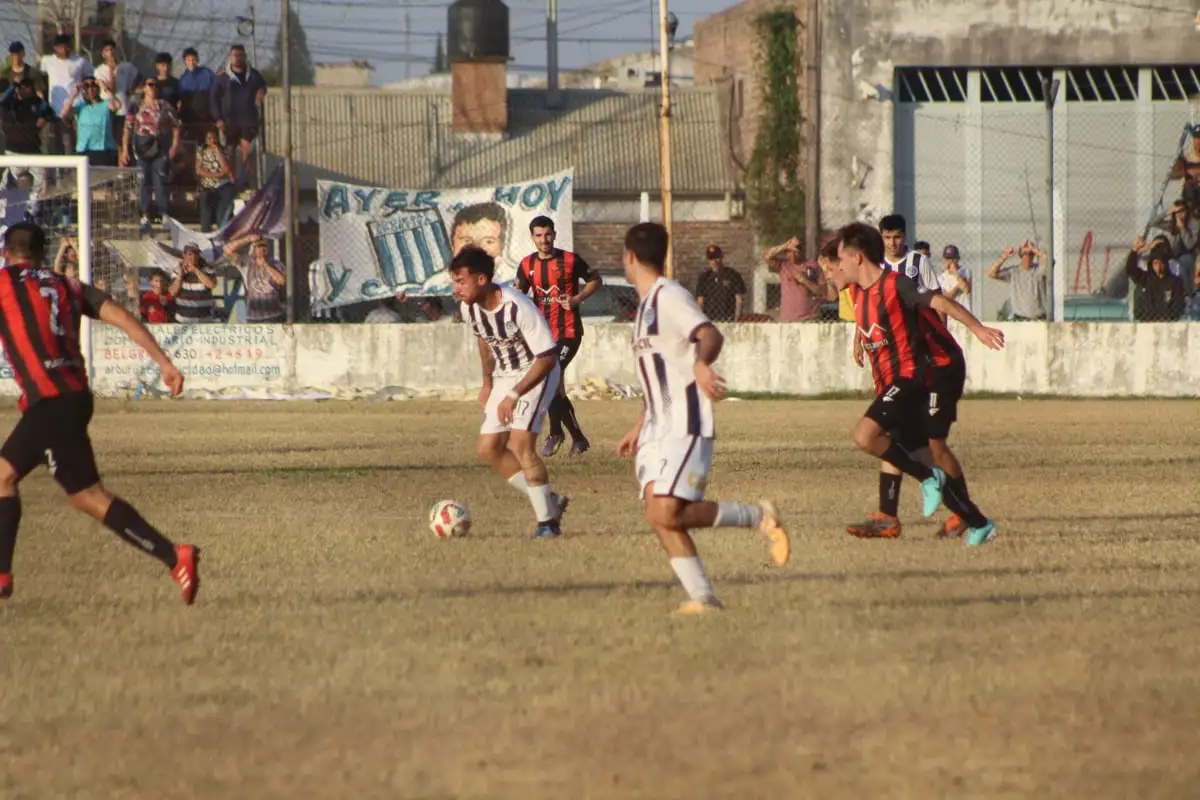 Sociedad Sportiva, uno de los punteros é invictos del Oficial, tras ganarle el clásico a Gualeguay Central realiza un riesgoso viaje al Sur para enfrentar en el estadio "5 de Octubre" a Urquiza. Imperdible partido.