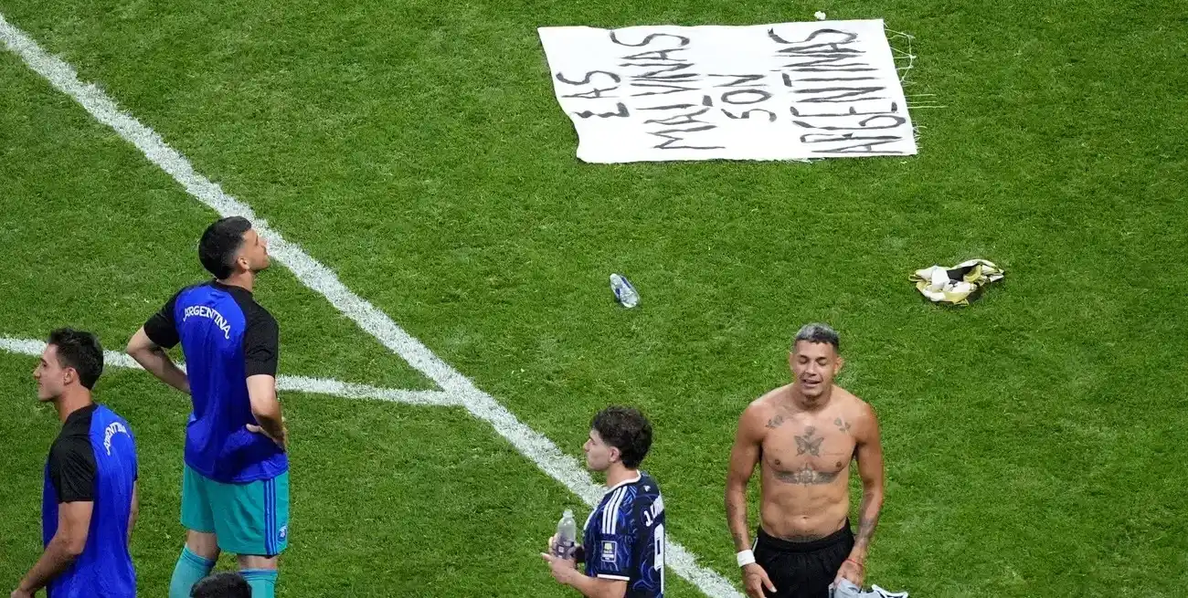 La bandera "prohibida" desplegada en el césped del estadio. REUTERS/Amanda Perobelli Reuters/Dale Zanine