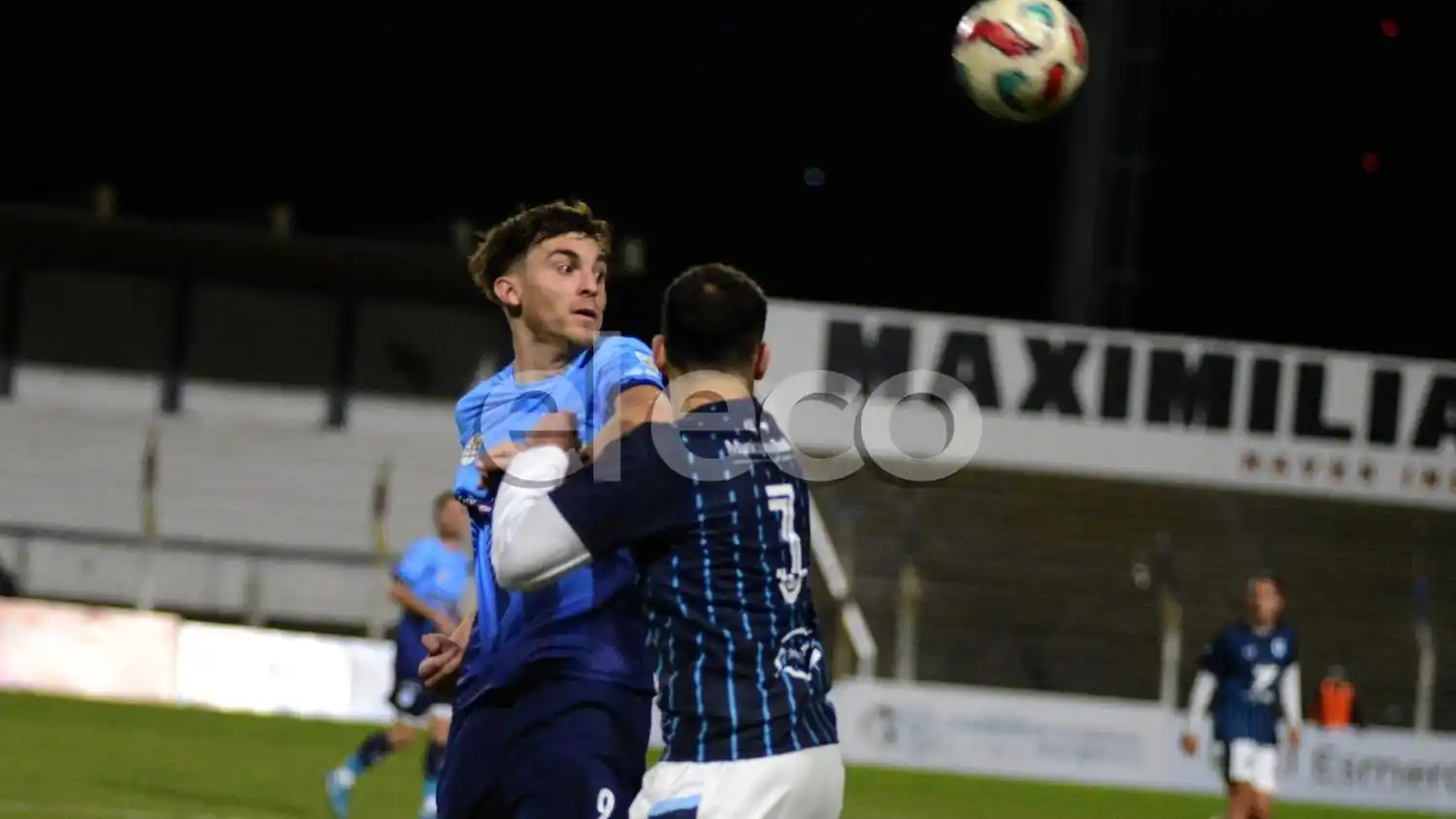 Del Río y Guillenea van con todo por la pelota.
