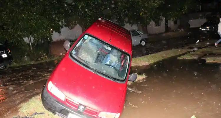 Temporal: Tres camionetas encajadas en la misma cuadra