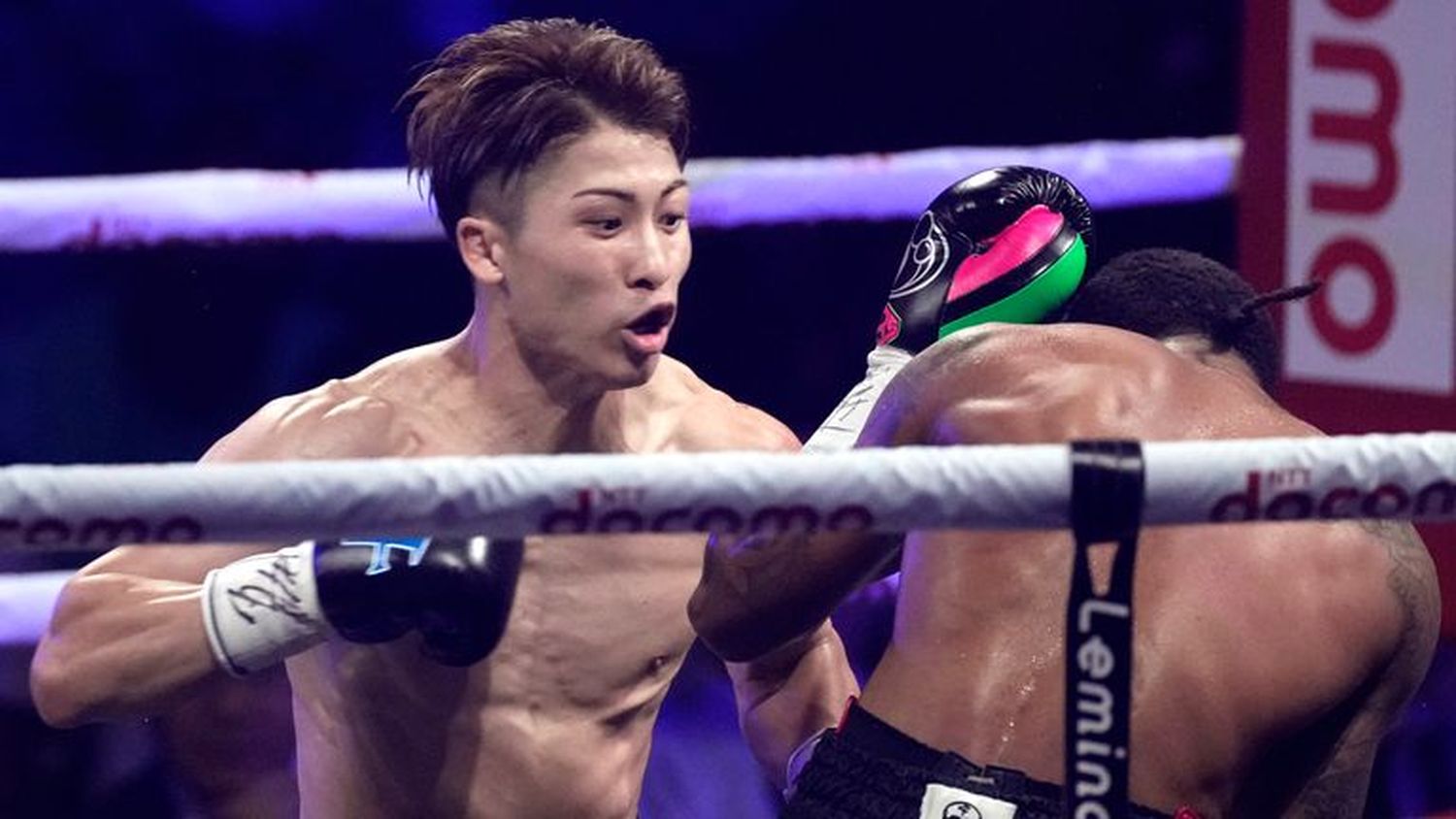 Inoue lanza golpes sobre Fulton.