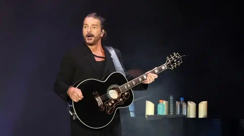 Una mujer se desnudó en el recital de Arjona y Ricardo se olvidó la letra