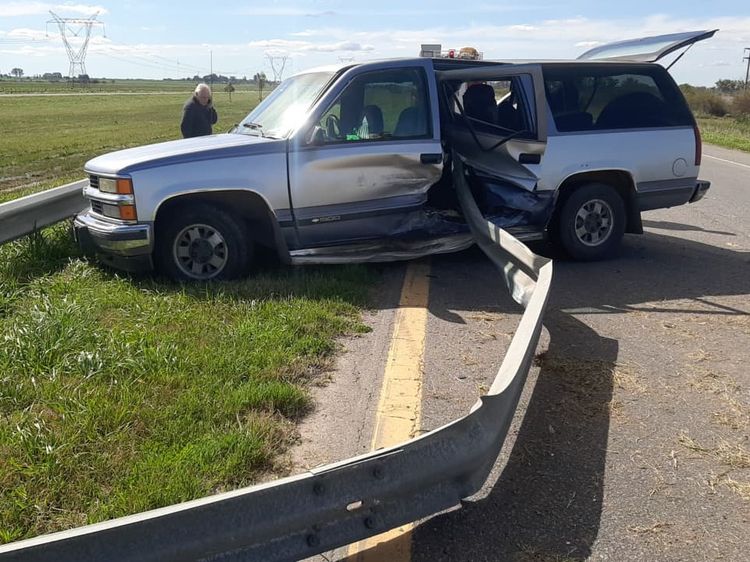 Impactantes imágenes: Una camioneta despistó en la Autovía 14 y quedó atravesada por un guardarrail