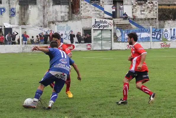 Central Larroque regaló un tiempo y lo pagó con una derrota