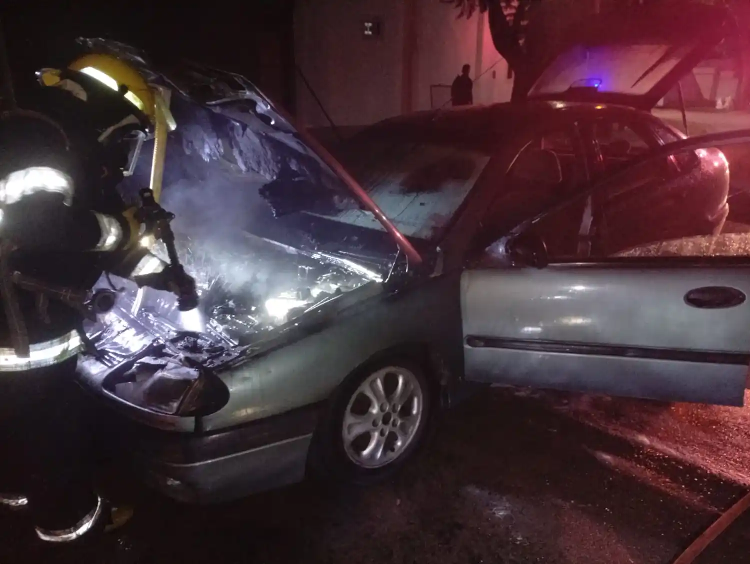 Los bomberos evitaron que el fuego pase al habitáculo.