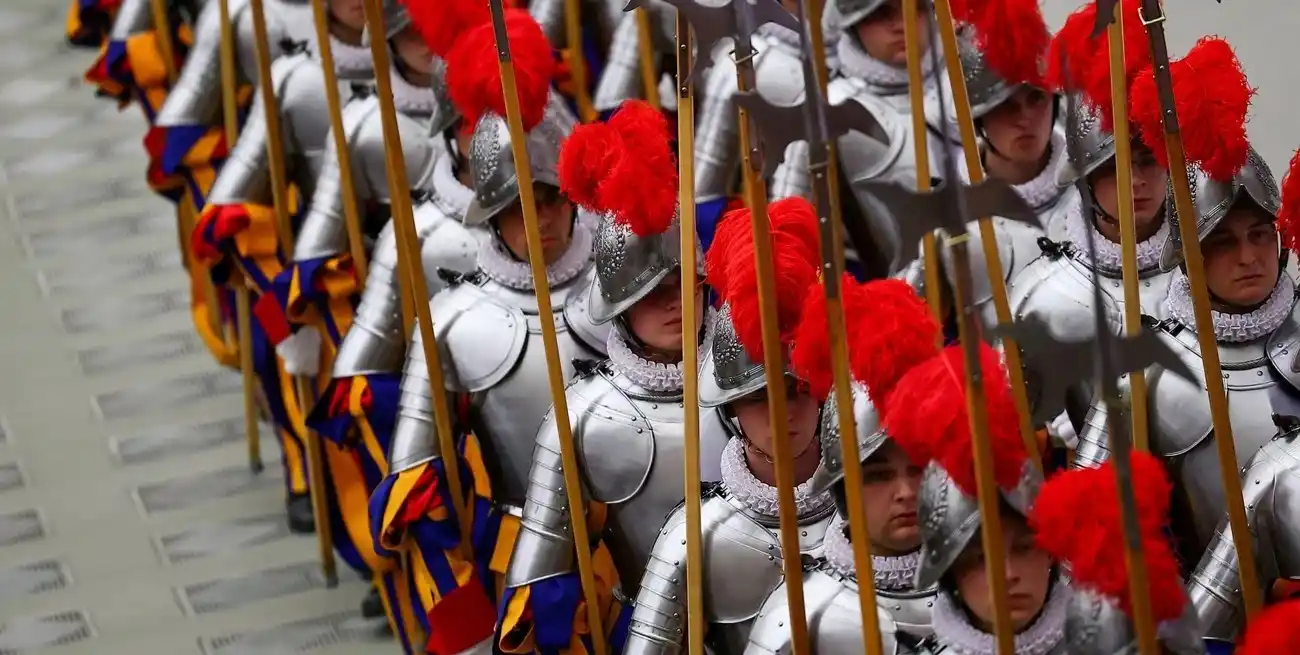 Es un pequeño ejército que tiene como tareas vigilar los accesos al territorio vaticano.