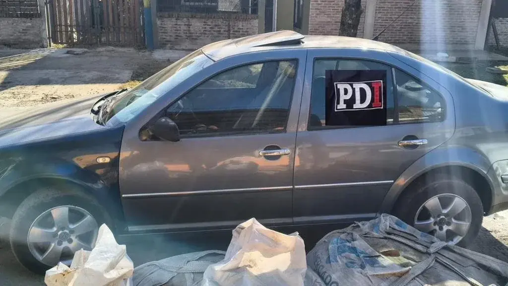 Secuestraron un auto utilizado para mostrar un arma frente a una escuela en Rosario y detuvieron a un sospechoso