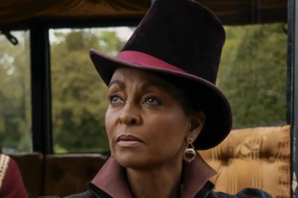 Actriz de “Los Bridgerton” envuelta en polémica por un comentario durante la coronación de Carlos III