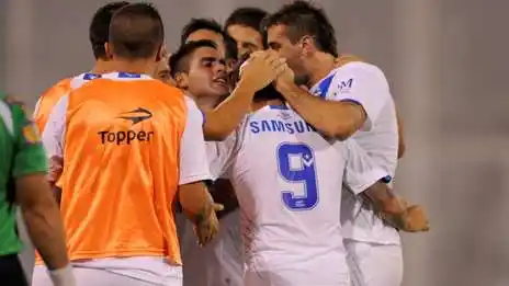 Velez goleó y manda en la punta 