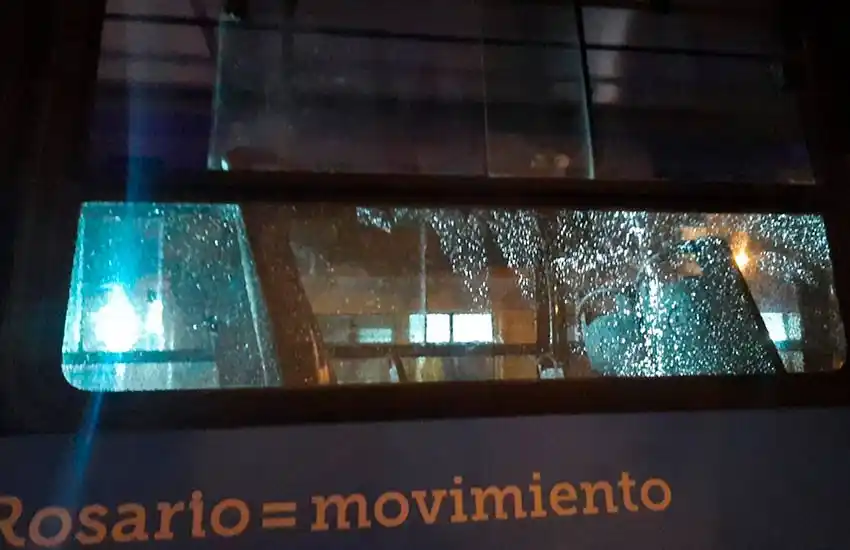 Atacaron a piedrazos un colectivo de línea en zona norte