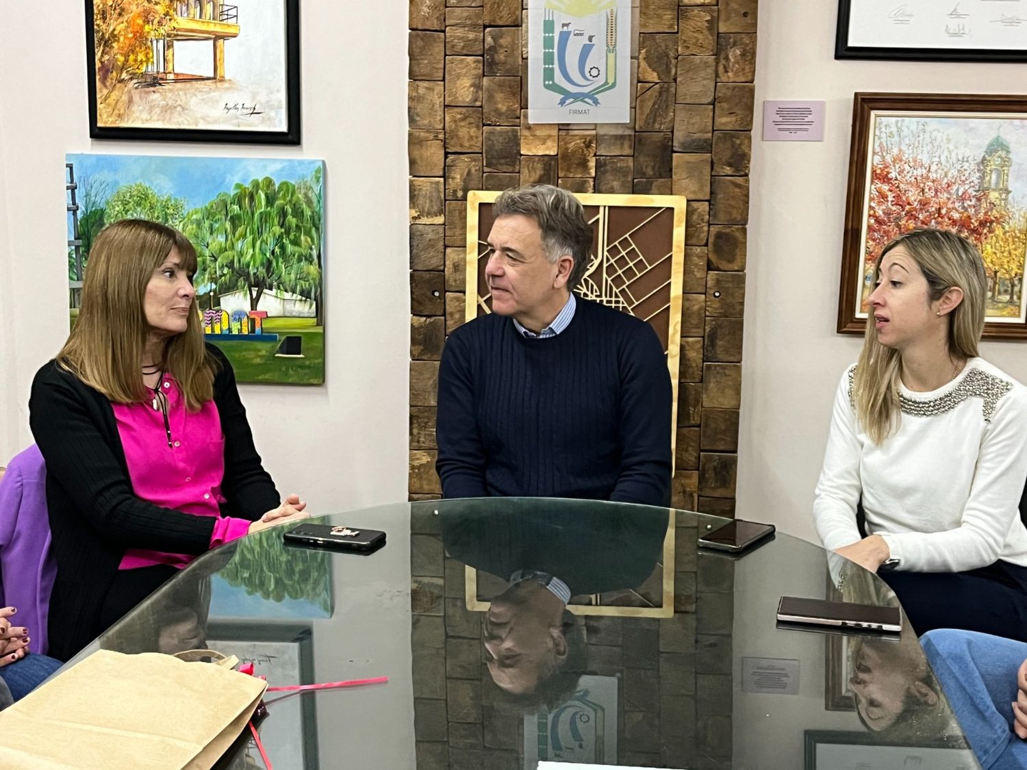 La ministra Susana Rueda (izquierda), junto a Leonel Maximino (centro) y Betiana Pellegrini (derecha).