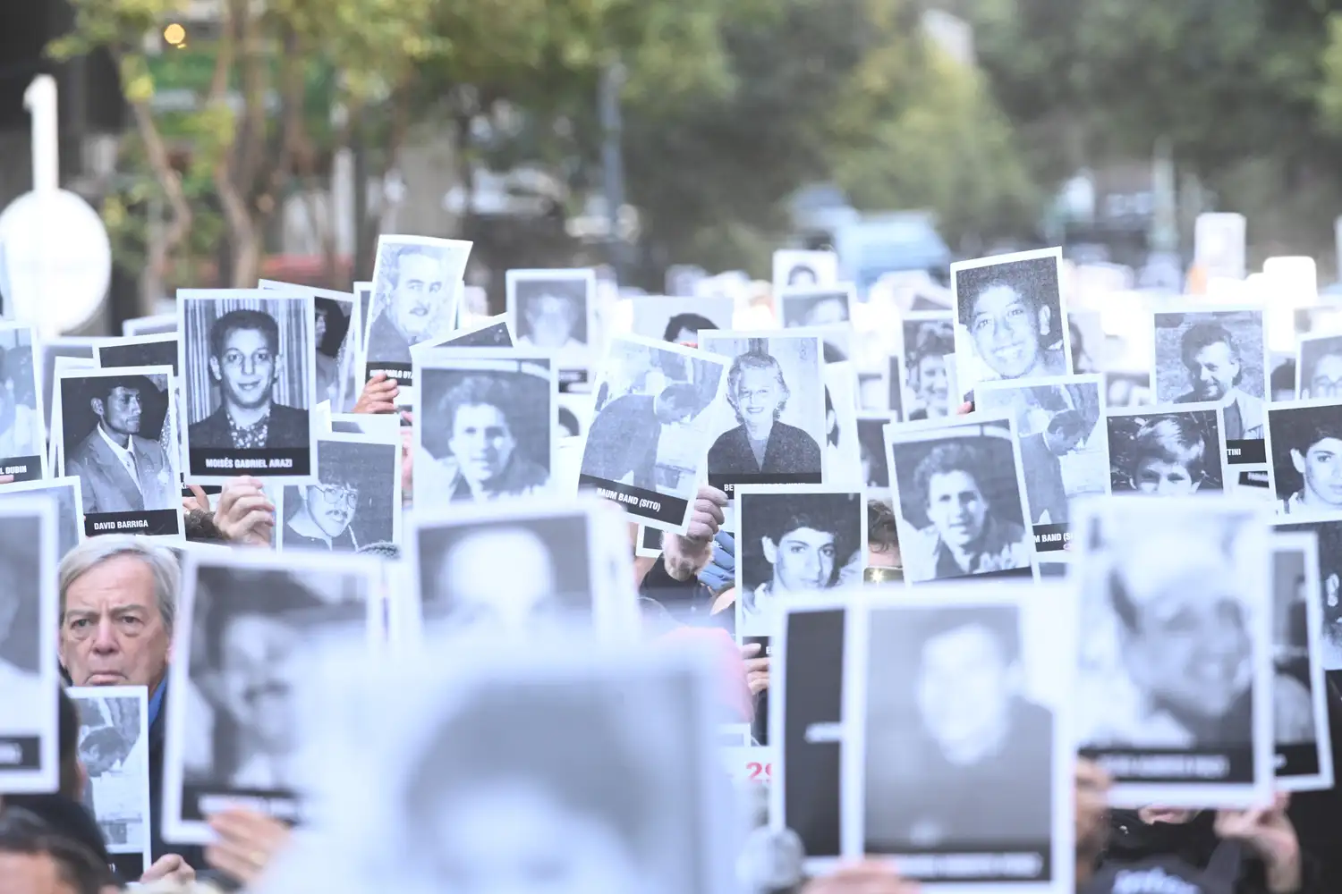 Ordenaron hacer un juicio en ausencia para los acusados del atentado a la AMIA