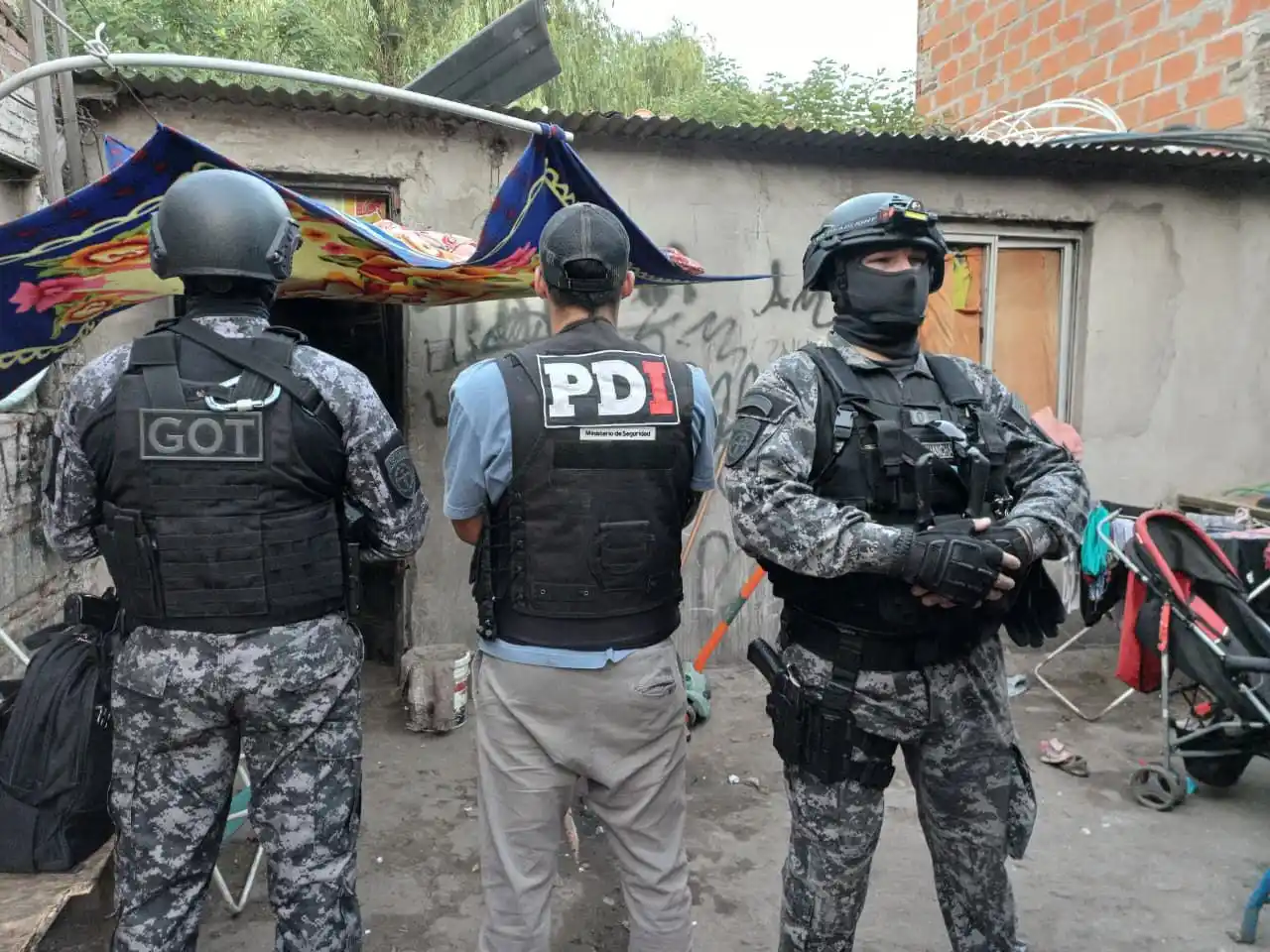 Doce detenidos en una serie de allanamientos en Rosario y la región por microtráfico y un posible vínculo con un homicidio