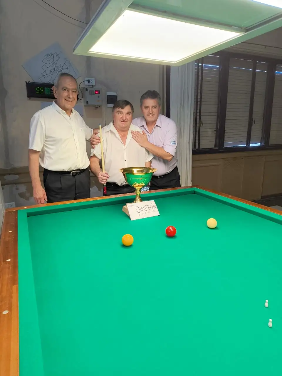 Luis Ponce y Rodolfo Moussou entregando el premio mayor a Claudio Javier Gómez, que jugó un gran campeonato para subir a lo más alto del podio.