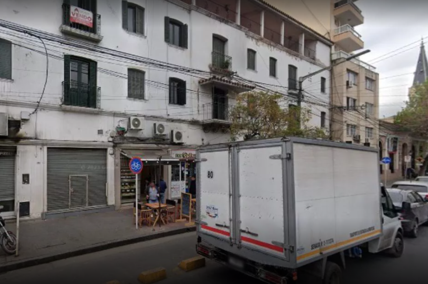 Una ambulancia del SAMEC arribó rápidamente y trasladó al herido al hospital San Bernardo.