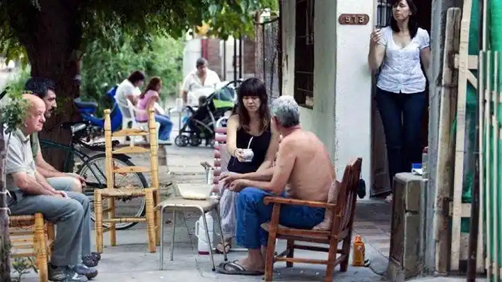 Sentarse en la vereda es una costumbre local que no muere