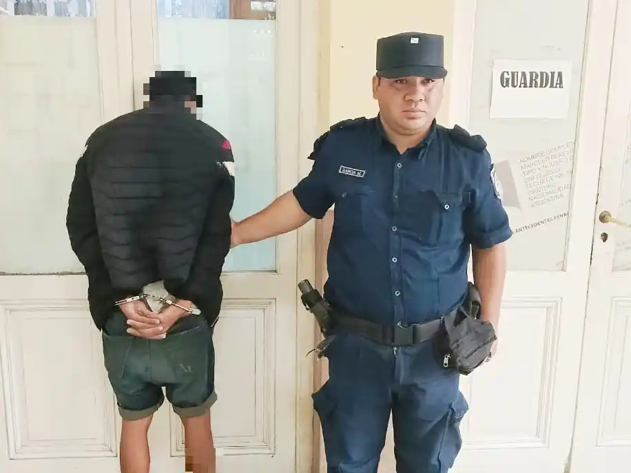 Violó restricción y dañó la casa de su madre